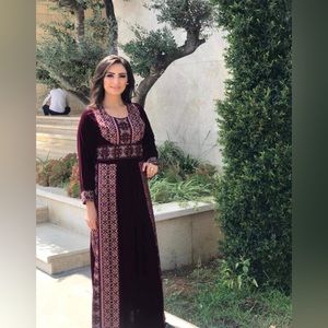 Dark maroon embroidered thobe with matching belt!